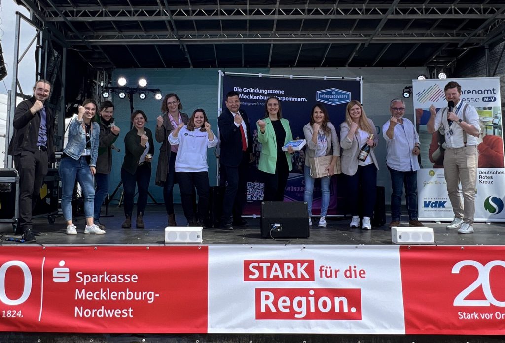 Gründende auf der Bühne während der Himmel der Möwen