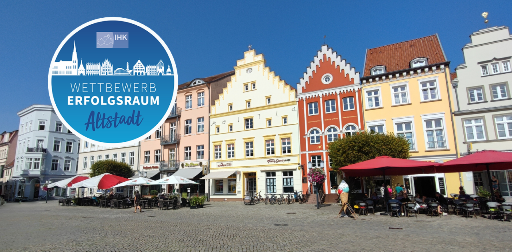 Symbolbild für Innenstadtwettbewerb Erfolgsraum Altstadt Blick auf eine Häuserreihe mit einem Marktplatz davor Oben links das Symbol für den Wettbewerb